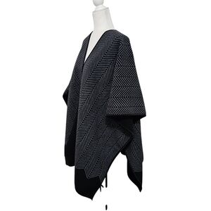 Ike Behar Black and White Chevron Poncho Shrug Warm And Cozy One Size